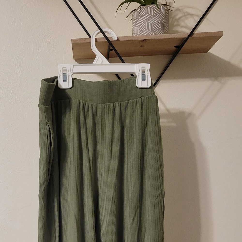 Olive flowy pants XS